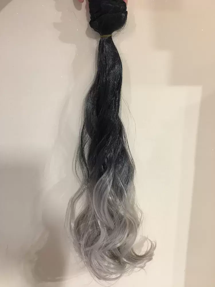 Fekete-hamvas vasalható csatos, hullámos szintetikus haj ~55cm(kihúzva) (10)