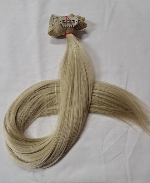 Hamvas egyenes vasalható I. osztályú csatos, szintetikus haj 60cm (23)