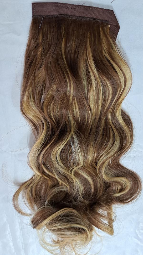 Csokibarna-szőke melíros hullámos I. osztályú vasalható szintetikus copf 60cm (15)