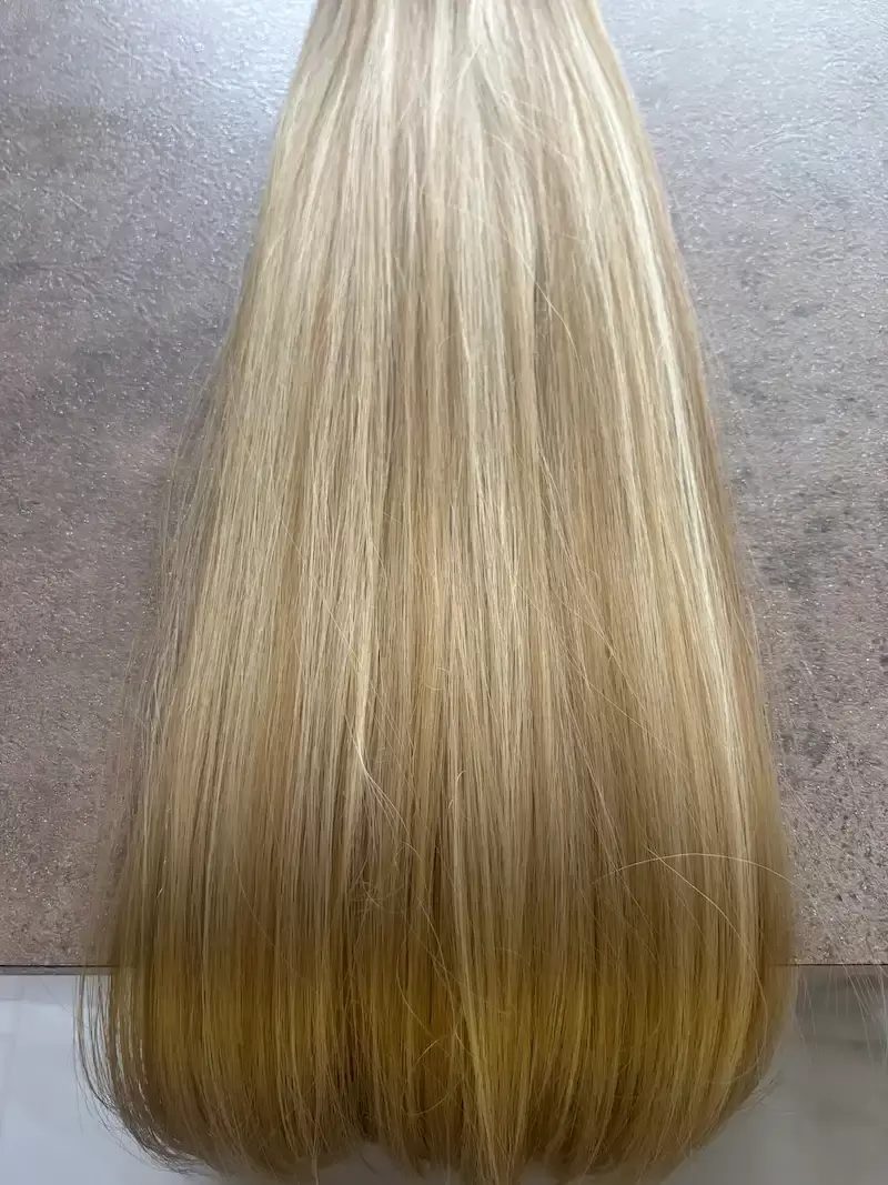 Sötétszőke-szőke melíros egyenes vasalható I. osztályú csatos 60cm szintetikus haj (61)