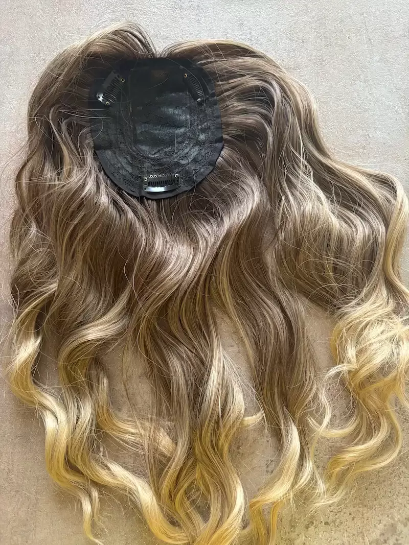 7-es hamvas barna-szőke ombre I. osztályú csatos szintetikus pepi / félparóka