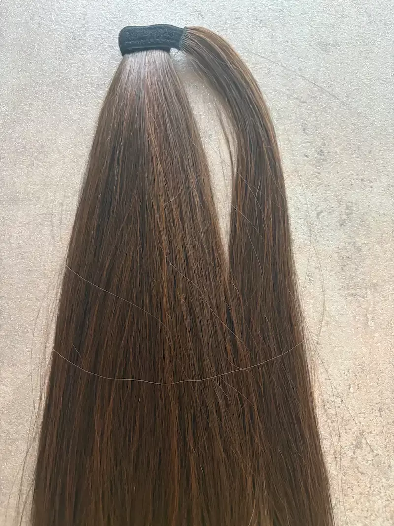 Gesztenye színű, enyhén sötét szálakkal melíros, egyenes I. osztályú vasalható szintetikus copf 60cm (34)