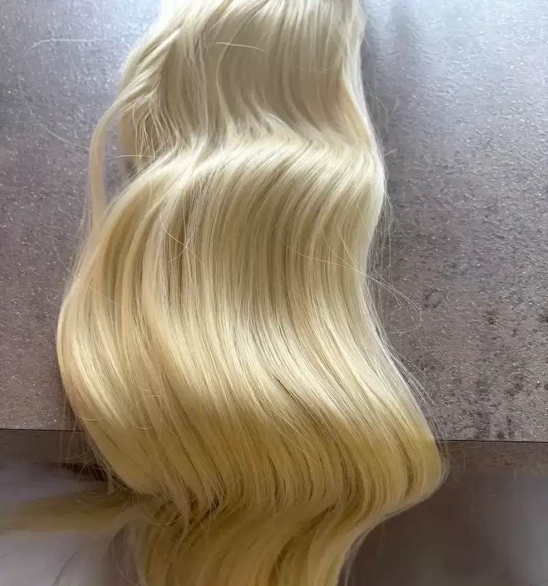 Platinaszőke vasalható I. osztályú csatos, szintetikus haj 50cm (22)