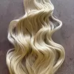 Platinaszőke vasalható I. osztályú csatos, szintetikus haj 50cm (22)