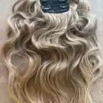 Hamvas 8-as szőke-szőke hullámos vasalható I. osztályú csatos, szintetikus haj 60cm (57)