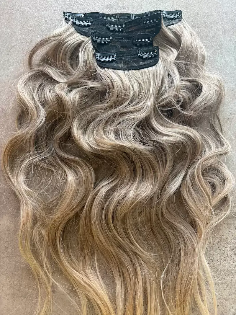 Hamvas 8-as szőke-szőke hullámos vasalható I. osztályú csatos, szintetikus haj 60cm (57)