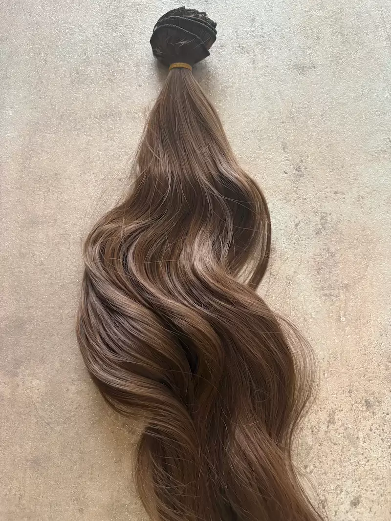 Gesztenyebarna, hullámos vasalható I. osztályú csatos, szintetikus haj 55cm (59)