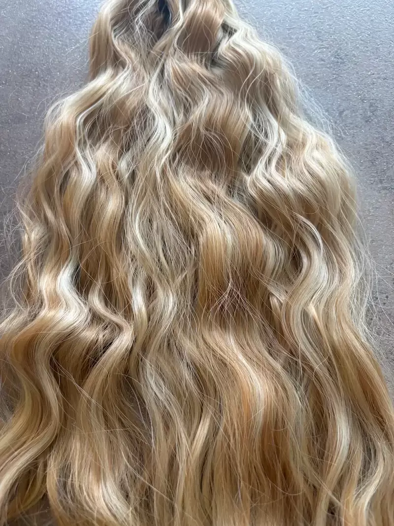 Karamellszőke-szőke melíros, hullámos vasalható I. osztályú csatos, szintetikus haj 55cm 180-200gr (60)