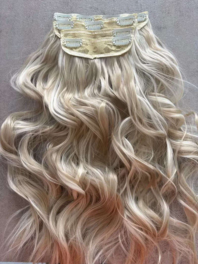 Hamvas és platina szőke, melíros hullámos vasalható I. osztályú csatos, szintetikus haj. 50-55cm 180-200gr (64)