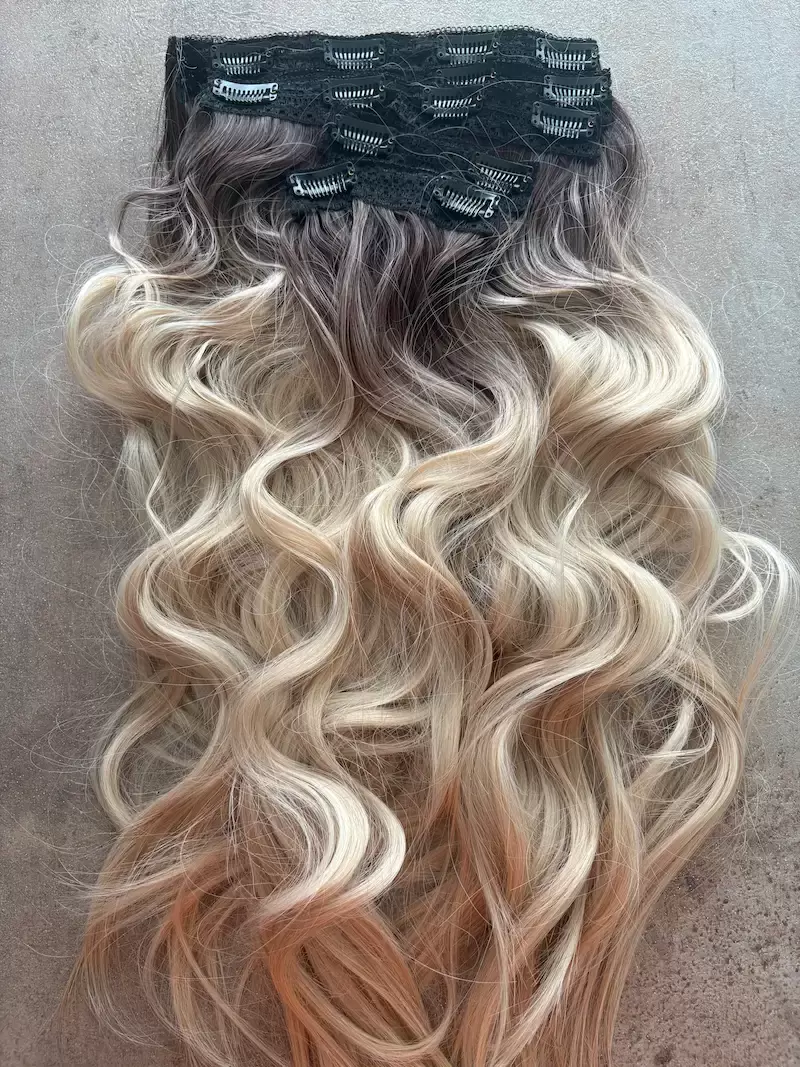 Sötét barna - szőke ombre, hullámos vasalható I. osztályú csatos, szintetikus haj. 50-55cm 200-210gr (65)