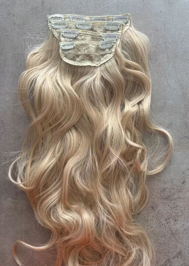 Mézes szőke, hullámos vasalható I. osztályú csatos, szintetikus haj. 55-60cm 180-200gr (66)