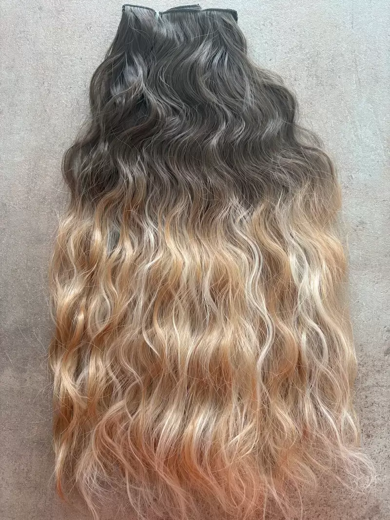 7-es barna, két féle szőke, ombre, hullámos vasalható I. osztályú csatos, szintetikus haj 50cm 180-200gr (67)