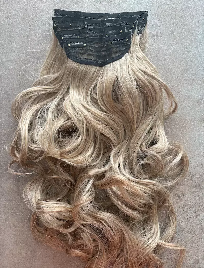 8-as szőke - szőke szálakkal, hullámos vasalható I. osztályú csatos 55-60cm szintetikus haj 180-200gr (68)