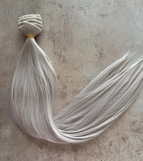 Ezüst egyenes vasalható csatos 60cm szintetikus haj