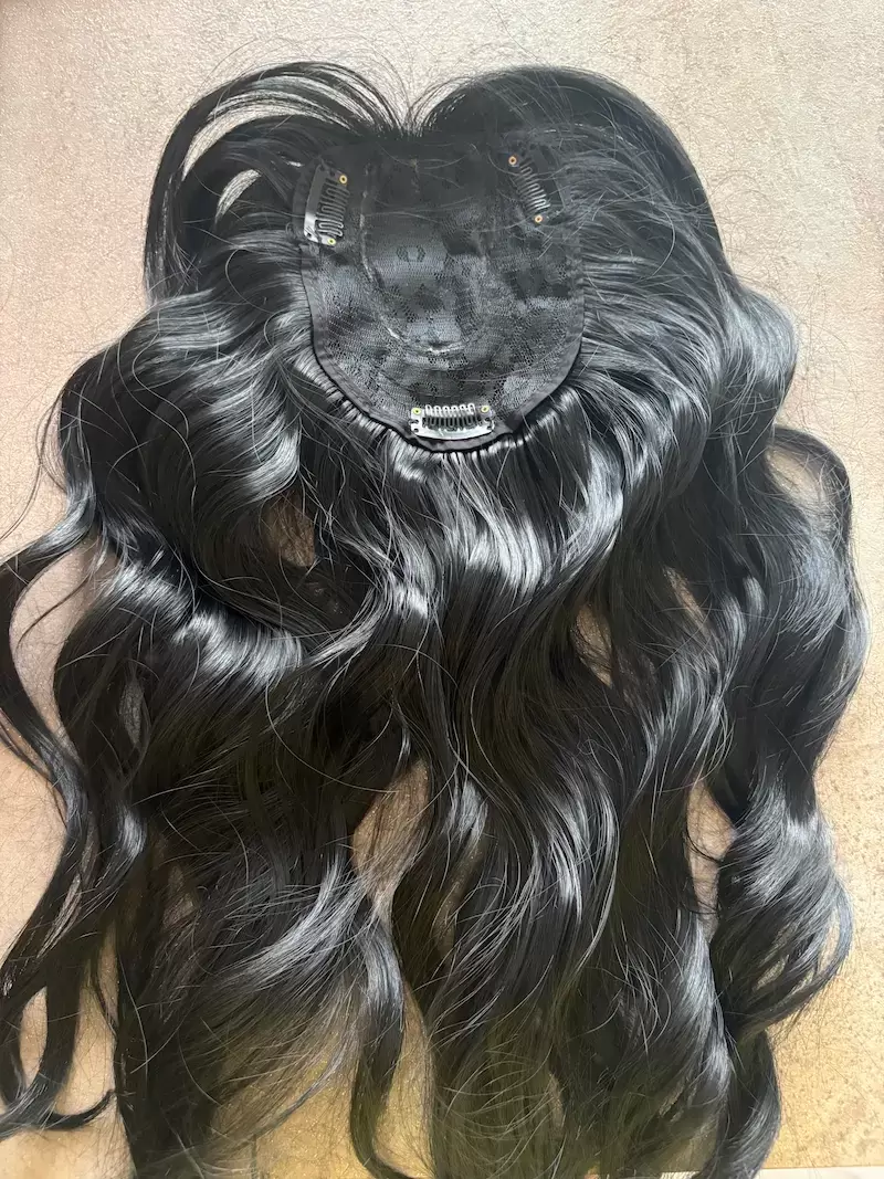 Fekete színű I. osztályú csatos szintetikus pepi / félparóka