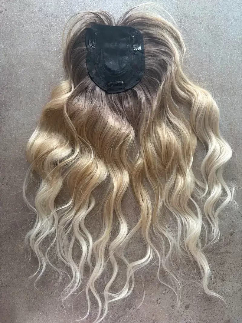 8-as hamvas barna-szőke ombre I. osztályú szintetikus csatos pepi / félparóka