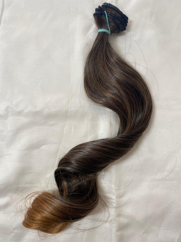 Sötétbarna rezes aljú hullámos vasalható I. osztályú csatos 55cm szintetikus haj (38)