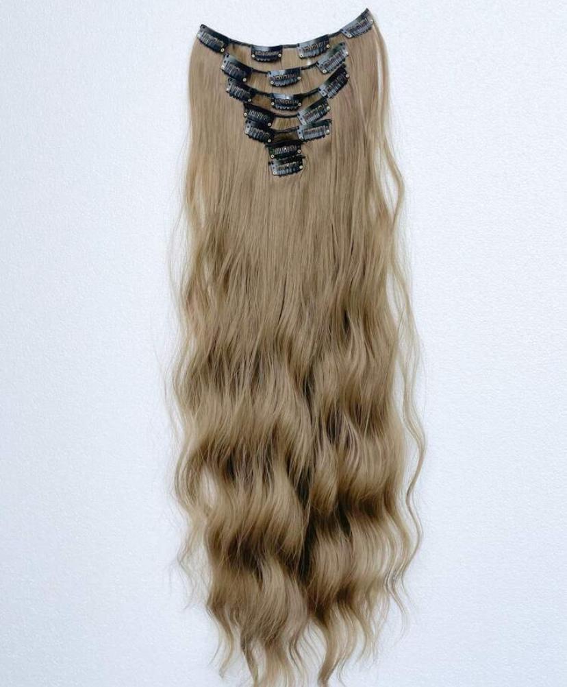 Hamvas 8-as színű vasalható I. osztályú csatos, szintetikus haj 55 cm (30)