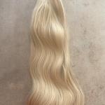 Enyhén hamvas szőke vasalható I. osztályú enyhén hullámos 60 cm szintetikus copf (13)