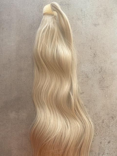 Enyhén hamvas szőke vasalható I. osztályú enyhén hullámos 60 cm szintetikus copf (13)