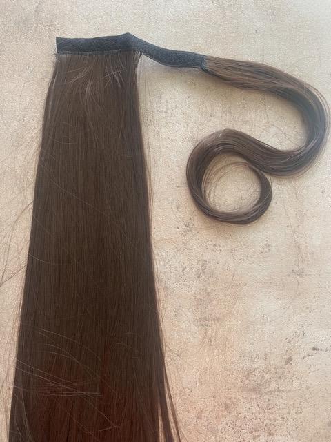 Csokibarna egyenes vasalható szintetikus copf 60cm (25)