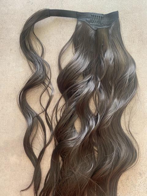 Sötétbarna hullámos vasalható szintetikus copf 55 (26)