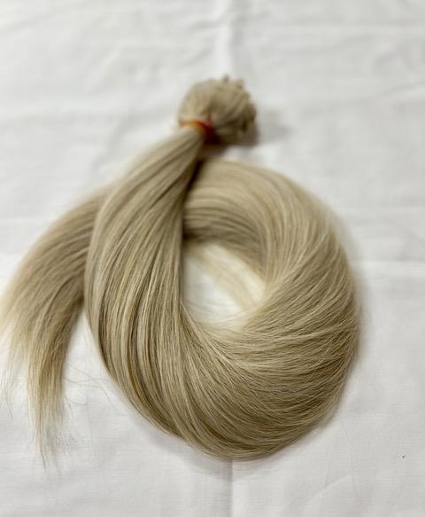 Bézses, enyhén melíros vasalható I. osztályú csatos, szintetikus haj 60cm (37)