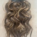 Hullámos, sötétbarna-rezes melíros, vasalható I. osztályú csatos 50cm, szintetikus haj (28)