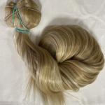 Világos szőke-karamell hullámos vasalható I. osztályú csatos 50-55cm, szintetikus haj (8)