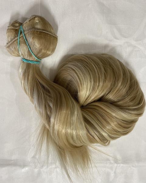 Világos szőke-karamell hullámos vasalható I. osztályú csatos 50-55cm, szintetikus haj (8)