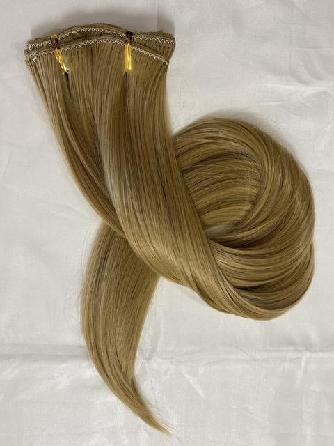 Mézszőke egyenes vasalható I. osztályú csatos 60cm, szintetikus haj (11)