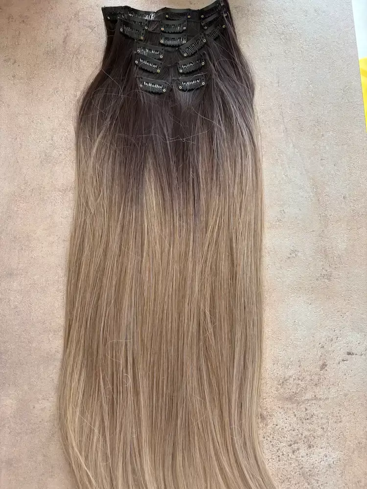 Sötétbarna-hamvas ombre vasalható I. osztályú csatos 55cm, szintetikus haj (35)