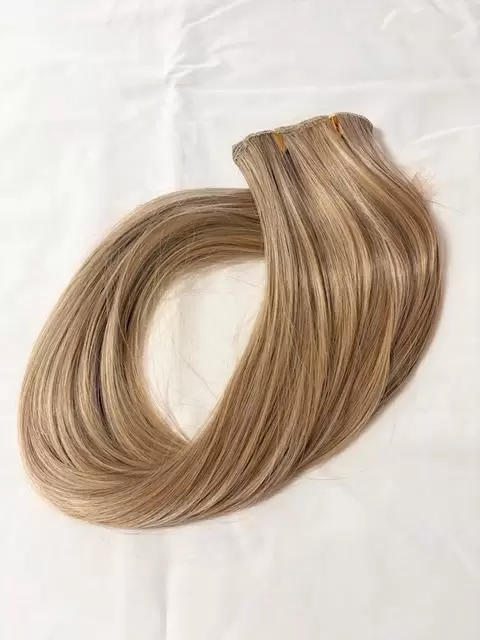 8-as szőke, melíros jellegű egyenes vasalható I. osztályú csatos, szintetikus haj 60cm (29)