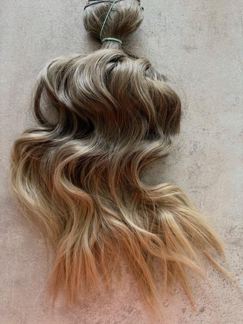 Hamvas 8-as szőke hullámos vasalható I. osztályú csatos, szintetikus haj 45cm (39)