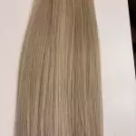 Enyhén hamvas szőke melíros vasalható I. osztályú enyhén hullámos 60 cm szintetikus copf (9)