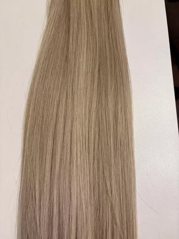 Enyhén hamvas szőke melíros vasalható I. osztályú enyhén hullámos 60 cm szintetikus copf (9)