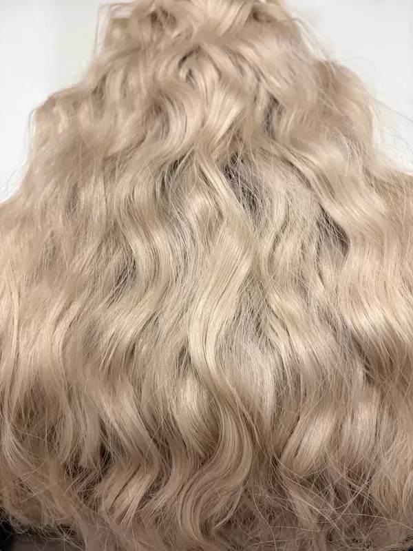 Hullámos bézs vasalható I. osztályú csatos 60cm szintetikus haj (47)