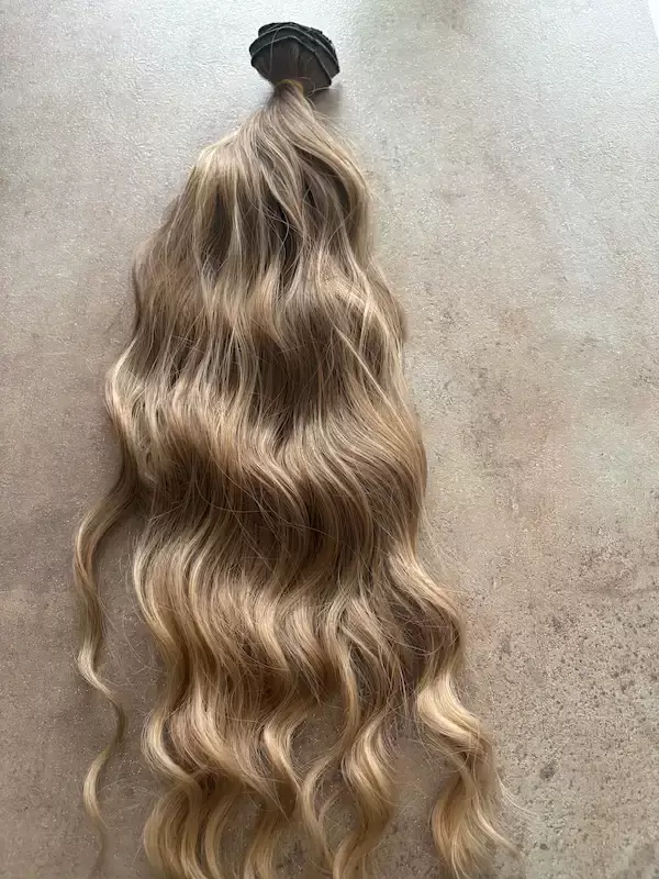 8-as szőke-szőke hullámos vasalható I. osztályú csatos, szintetikus haj 55cm (56)