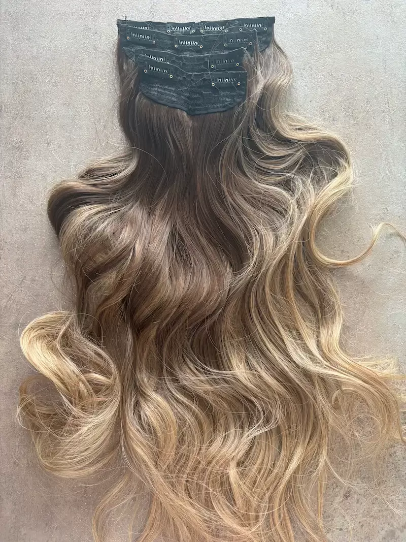 Világosbarna - szőke ombre hullámos vasalható I. osztályú szintetikus csatos haj. 190-200gr (14)