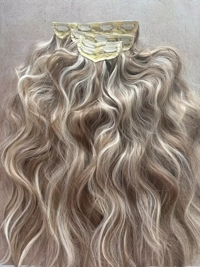 8-as szőke - hamvas szőke, melírozott, hullámos vasalható I. osztályú szintetikus csatos haj. 190-200gr, 50-55cm (63)