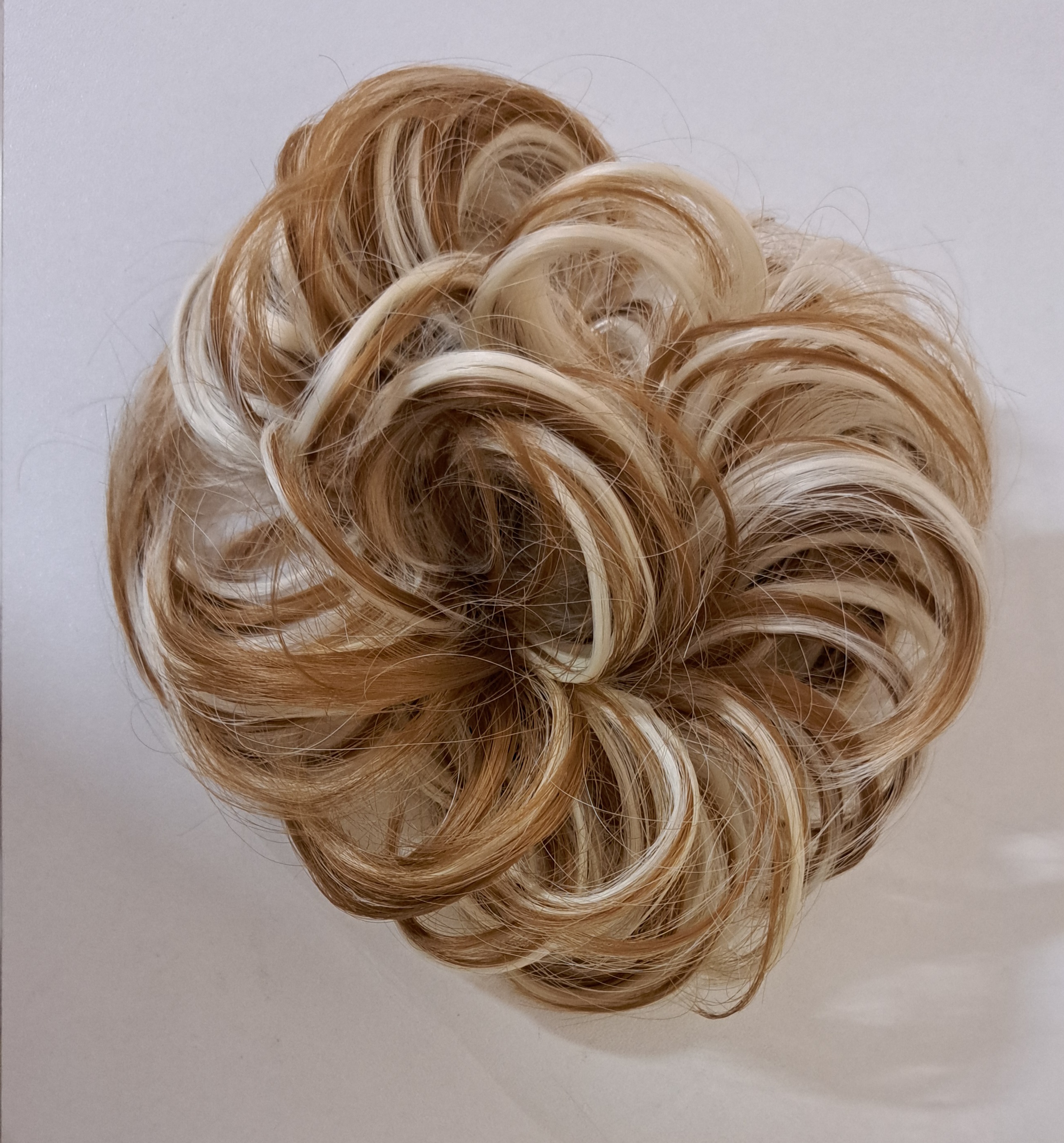 Sötétebb(karamell-világosszőke) melíros szőke hajgumi