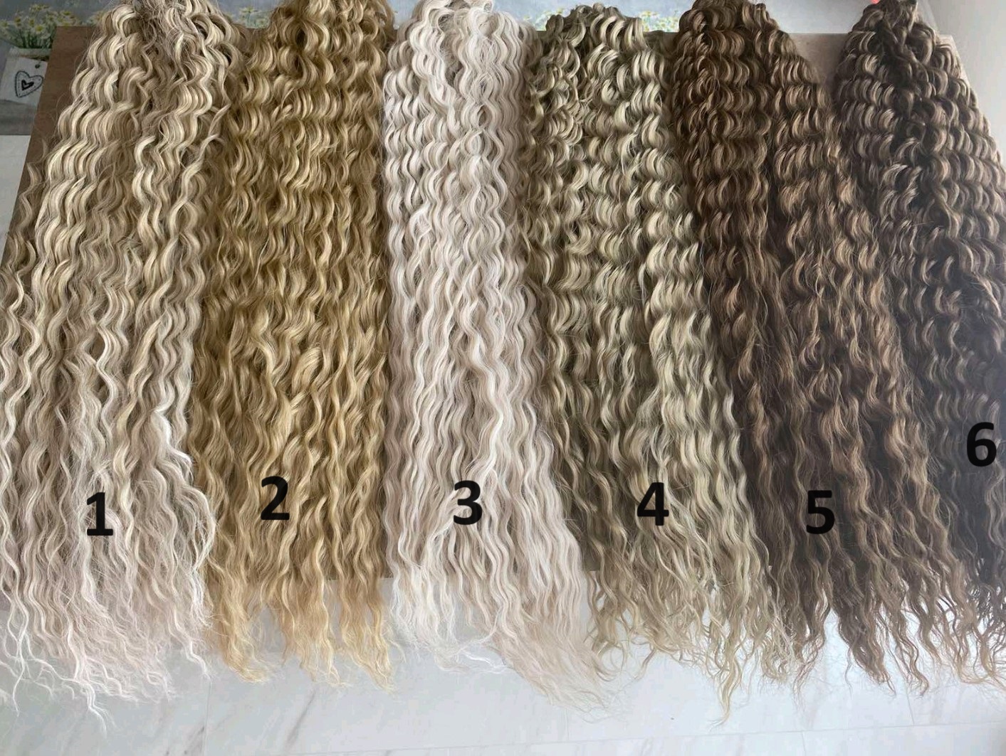 Szintetikus enyhén hamvas-fehér ombre hullámos 100gr 75cm (1)