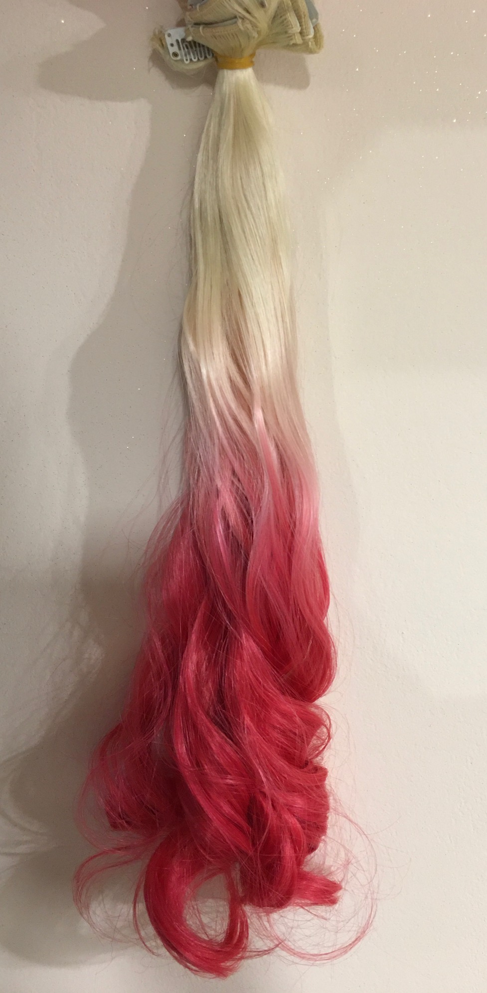 Platina-rózsaszín ombre vasalható csatos, hullámos szintetikus haj ~55-58cm(kihúzva) (20)