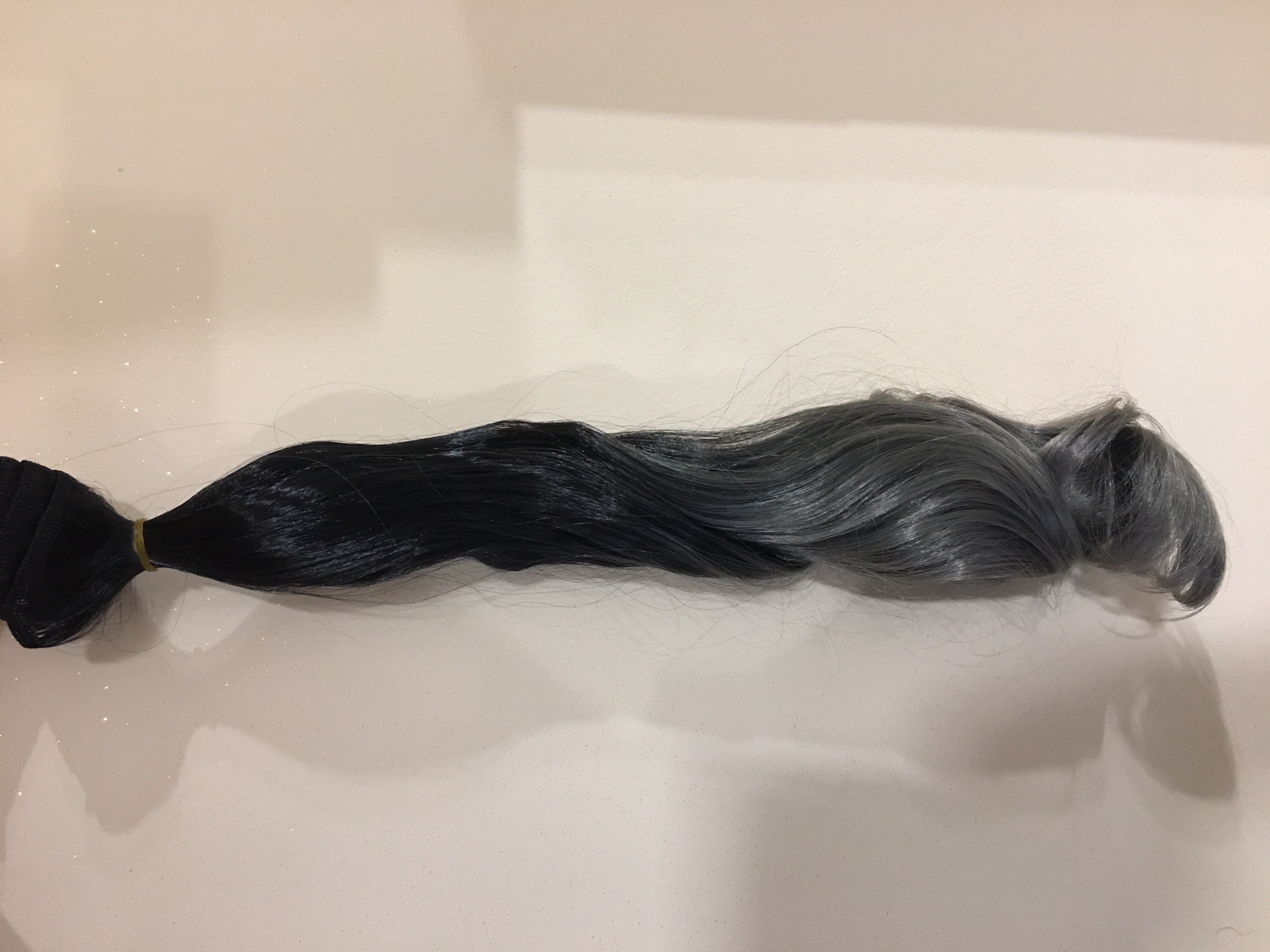 Fekete-ezüst vasalható csatos, hullámos szintetikus haj ~55cm(kihúzva) (7)