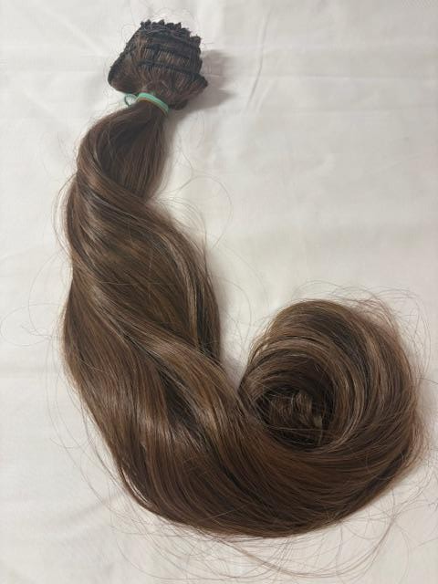 Csokibarna enyhén hullámos vasalható I. osztályú csatos 55-60cm, szintetikus haj (13)