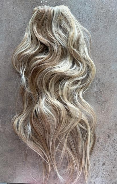 Világosszőke-szőke melíros hullámos vasalható I. osztályú csatos 50cm szintetikus haj (43)